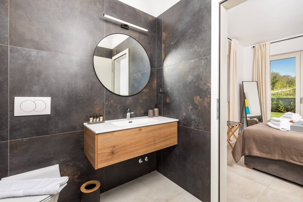 Ensuite bathroom with open view into the bedroom