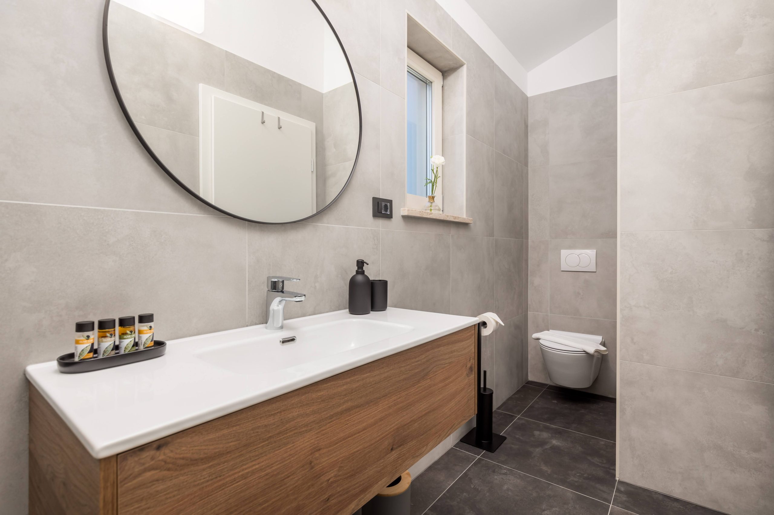 Ensuite bathroom with toilet and window with garden view