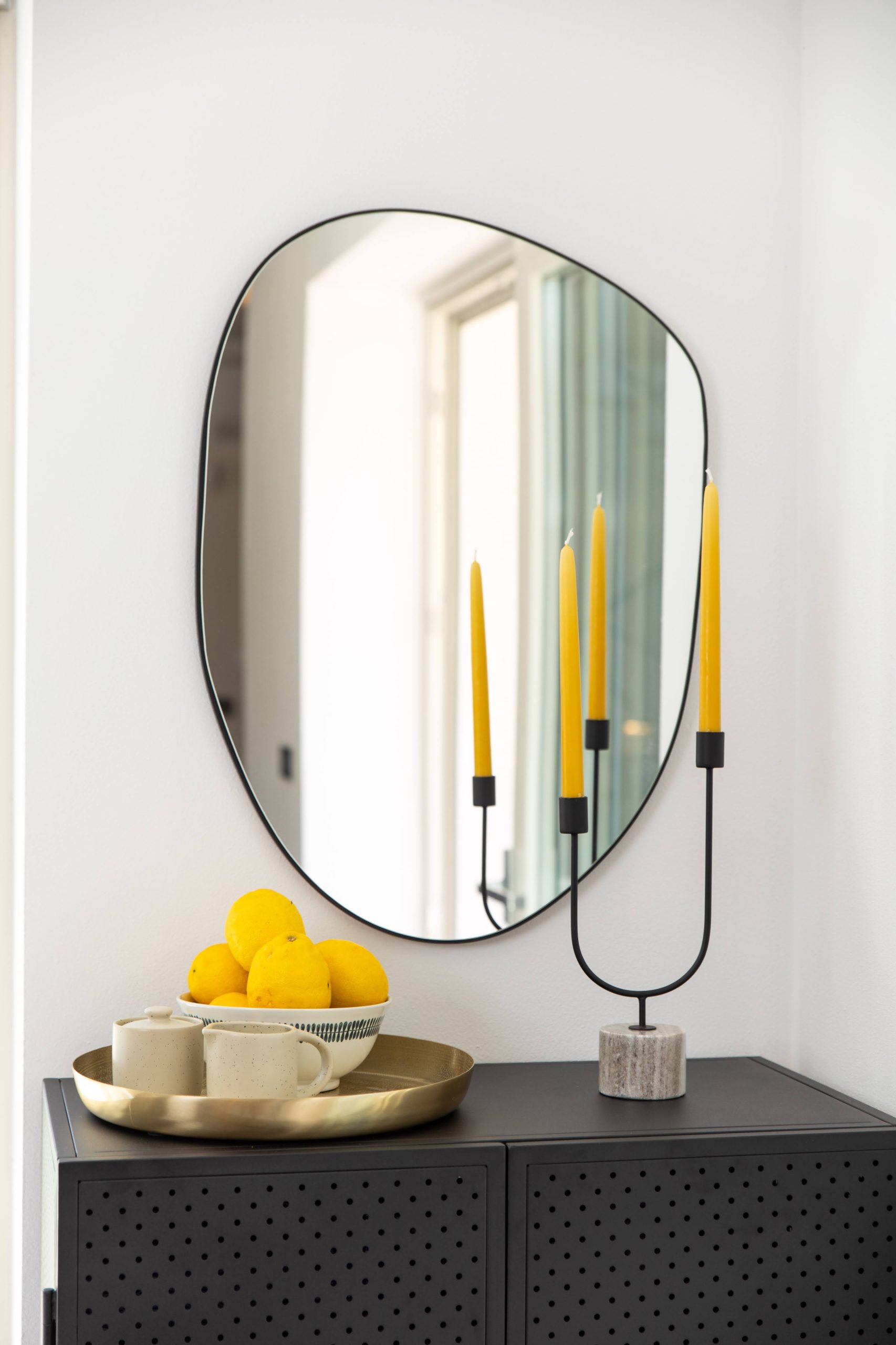 Living room console with mirror, candles and lemons